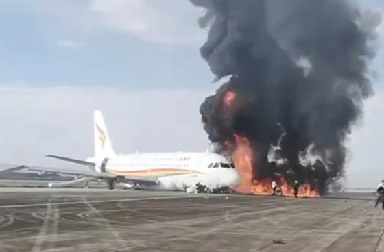 重慶江北機場一飛機航班沖出跑道起火