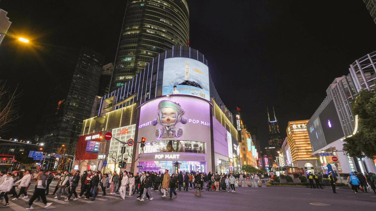 上海宏伊國(guó)際廣場(chǎng)廣告價(jià)格多少錢？外灘宏伊國(guó)際泡泡瑪特LED屏廣告