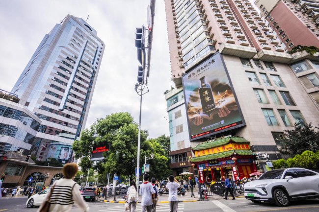 貴陽(yáng)南明荔星名店路口同仁堂上方LED廣告，貴陽(yáng)LED大屏廣告價(jià)格收費(fèi)