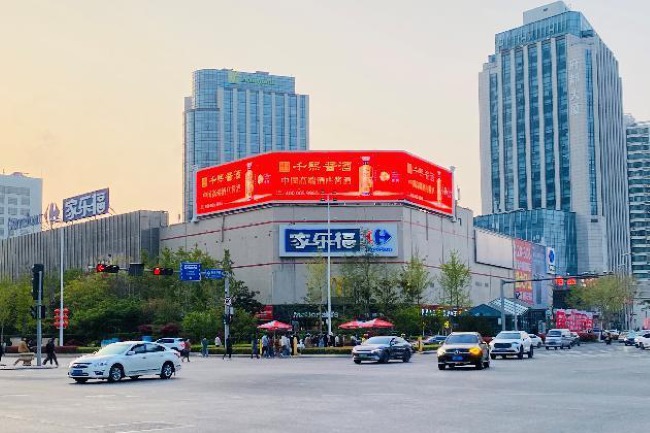 青島香港中路家樂福樓頂LED高雄路外墻大屏廣告，青島大屏廣告價格