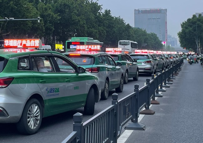 鄭州出租車廣告價(jià)格收費(fèi)，鄭州出租車頂LED彩屏廣告發(fā)布案例圖