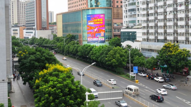 武漢洪山珞喻路電腦大世界外墻豎屏LED廣告牌，武漢LED大屏廣告價(jià)格