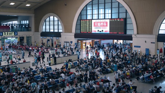 武漢漢口火車站進站候車LED大屏廣告投放，武漢漢口站高鐵廣告價格